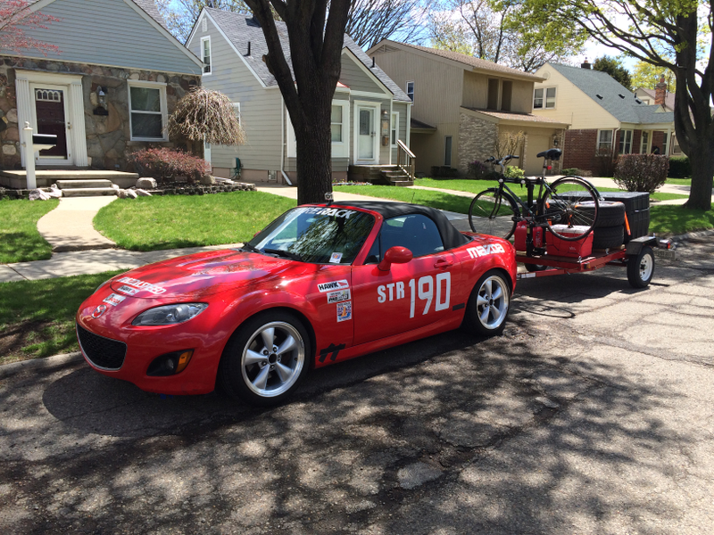 Illustration for article titled Dead planes and pork barbecue: Running my Miata at the Blytheville Pro